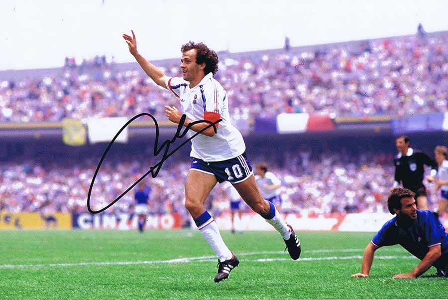 Michel Platini mặc chiếc áo số 10 của tuyển Pháp