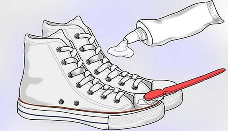 Cách khắc phục giày ố vàng bằng kem đánh răng