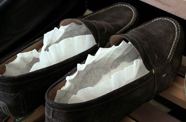 Dùng giấy thơm để khắc phục giày bị hôi