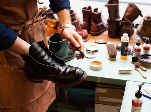 Dùng cồn công nghiệp để khắc phục giày da bị nhăn, gãy mũi