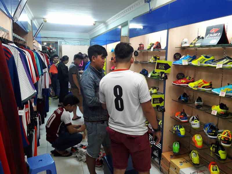 shop bán giày đá bóng chính hãng tại Hà Nội