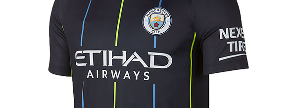 Logo đội bóng và nhà tài trợ nổi bật ở phần trước thân áo