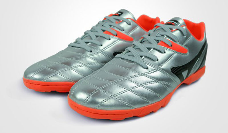 Mũi giày EBET 16910 màu bạc được khâu chỉ chống mục tăng khả năng kiểm soát bóng