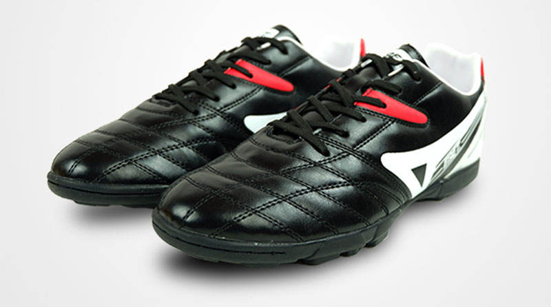 Mũi giày EBET 16910 được tạo độ nhám bằng các đường chỉ chống mục giúp tăng khả năng kiểm soát bóng
