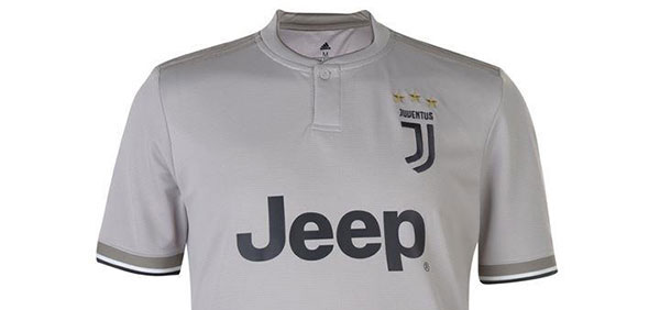 Logo nổi bật trên ngực mẫu áo Juventus sân khách